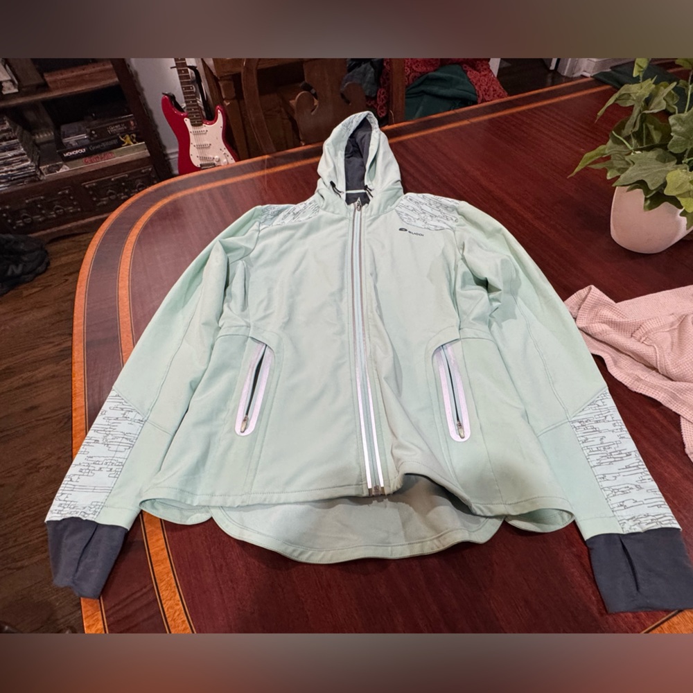SUGOI Light Green Hooded Sweater with highlighted arms. Running hoodie